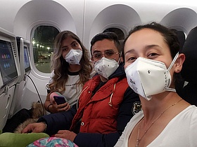 Profesionales de salud en el avion para Alemania