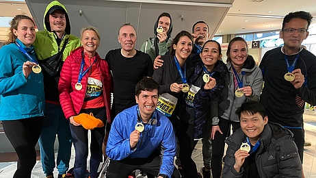 Teammitglieder von TalentOrange zeigen ihre Medaillen beim Mainova Marathon