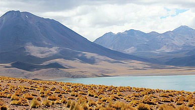 Meeresküste in Chile mit einem Hintergrund 