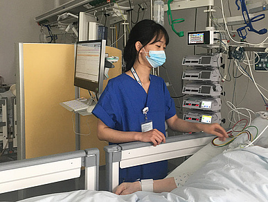 Enfermera visitando a un paciente 