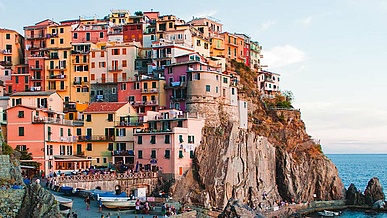 Häuser an der Küste in Italien