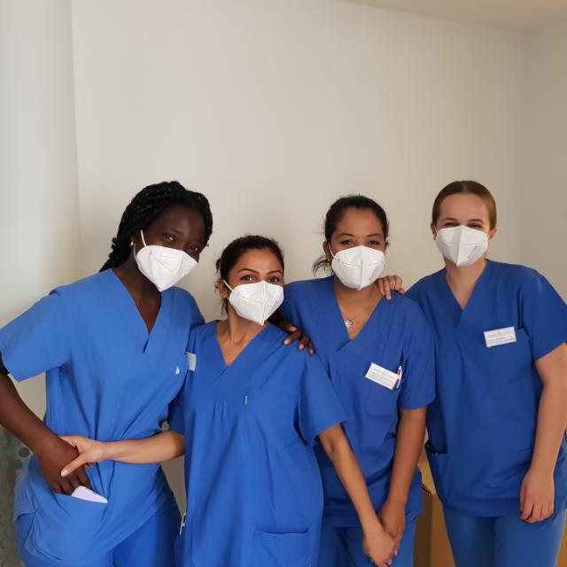 Equipo internacional con enfermeros de TalentOrange en el hospital en Alemania