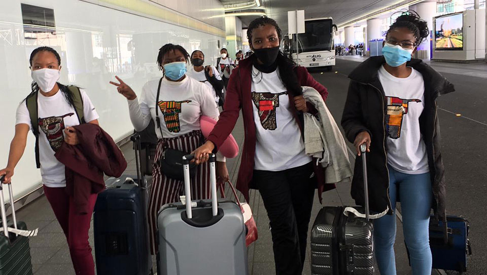 junge Pfleger*innen aus Namibia kommen mit Gepäck ins Flughafen an